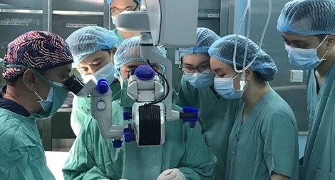Giác mạc vận chuyển từ Mỹ được ghép cho 5 bệnh nhân ở Huế