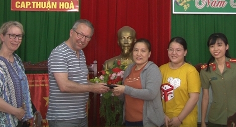 Người dân Huế nhặt được tài sản trao trả cho du khách nước ngoài 