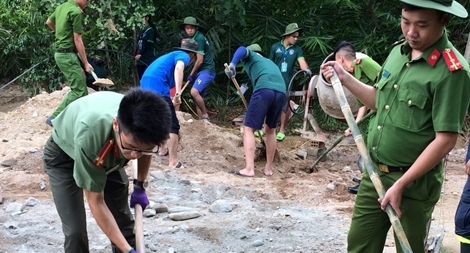 Thanh niên CA Thừa Thiên Huế làm đường, làm sân chơi cho thiếu nhi vùng cao