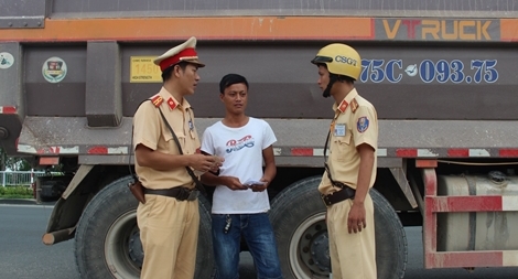 CSGT bám đường ngày cuối tuần xử lý phương tiện vi phạm trật tự ATGT