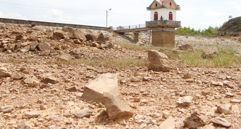 Nhiều hồ thủy lợi ở Huế ‘đồng loạt’ cạn đáy vì hạn hán