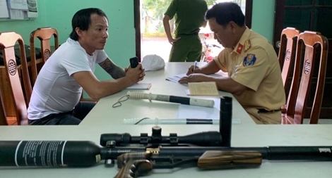 Rút súng dọa xe khách vì không nhường đường