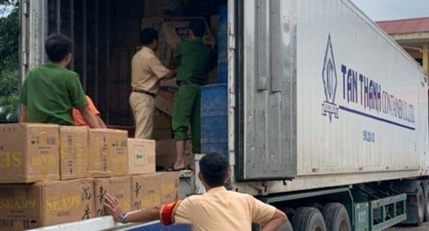 Vận chuyển hàng chục ngàn gói thuốc lá lậu trong xe container