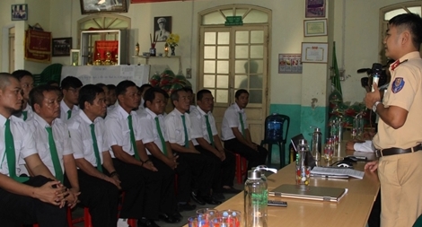 Gần 300 tài xế taxi ký cam kết chấp hành Luật giao thông đường bộ 
