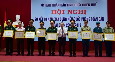 Khen thưởng các tập thể, cá nhân về thành tích xây dựng nền quốc phòng toàn dân