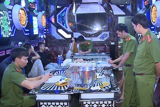 28 nam, nữ thanh niên ‘phê’ ma túy trong quán karaoke