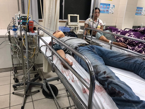 Nhóm côn đồ đi ôtô chém hai người trọng thương