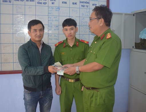 Chiến sĩ nghĩa vụ nhặt được tài sản trao trả cho người đánh rơi
