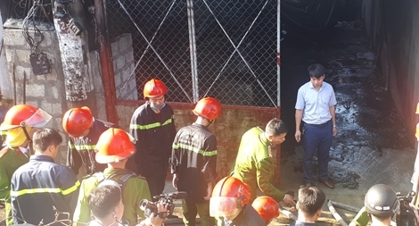 Lửa từ cột điện cháy lan sang nhà dân