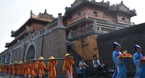 Dựng nêu báo hiệu ‘Tết đến’ trong Kinh thành Huế