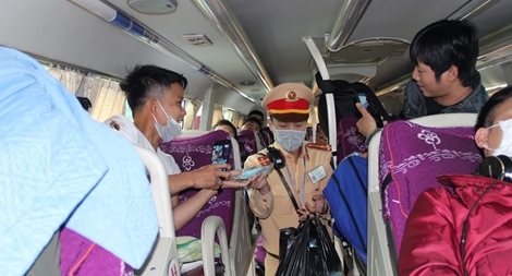 CSGT phát khẩu trang miễn phí cho hành khách trên QL1A