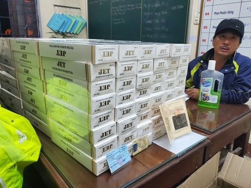 Tài xế xe tải chở dưa hấu nhận chở thêm… thuốc lá lậu