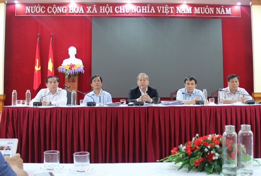 Giám sát nhiều người đi chung chuyến bay với cô gái nhiễm COVID-19 