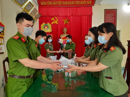 Tiếp sức đồng đội làm nhiệm vụ phòng chống dịch COVID-19