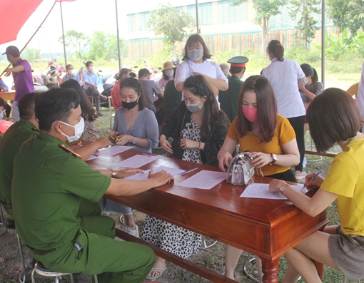 Tận tình giúp người dân kiểm tra y tế 