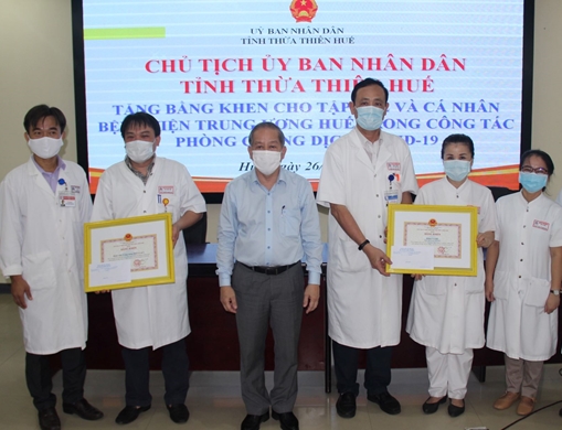 Nhiều tập thể và y, bác sĩ ở Huế được tặng bằng khen về công tác chống COVID-19