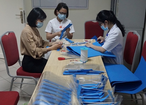 Bệnh viện tự sản xuất mặt nạ che giọt bắn tặng bác sĩ ở tuyến đầu 