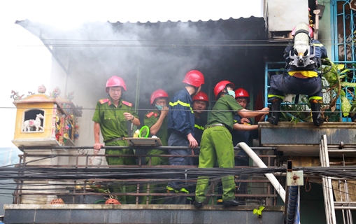 Kịp thời dập tắt đám cháy ở căn nhà 2 tầng