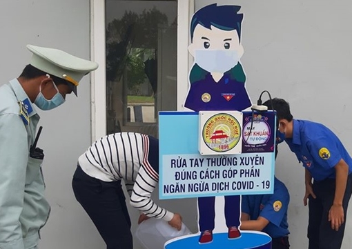 Học sinh Quốc học Huế sáng chế máy rửa tay diệt khuẩn tự động bằng cảm biến