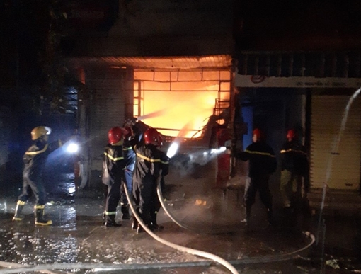 40 cảnh sát kịp thời khống chế vụ cháy ngôi nhà 3 tầng