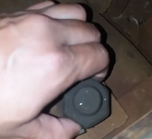 Hàng loạt ốc vít đường sắt lung lay uy hiếp an toàn chạy tàu