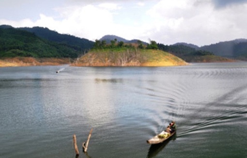 Ca nô bốc cháy trên hồ thủy điện, một bảo vệ tử vong