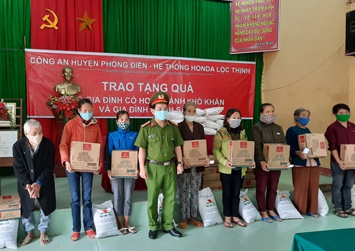 CBCS Công an góp ngày lương trao quà và giúp dân gặt lúa