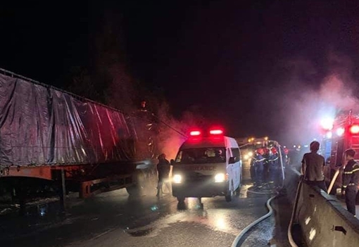 Xe đầu kéo chở phế liệu bất ngờ bốc cháy trên QL1A