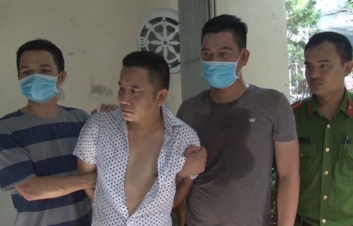 Trữ hơn 1 kg ma túy và thuốc lá lậu bán cho con nghiện