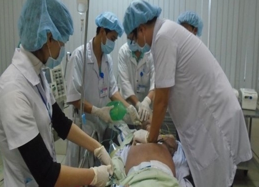 Người đàn ông ngưng tim, ngưng thở do điện giật được cứu sống  