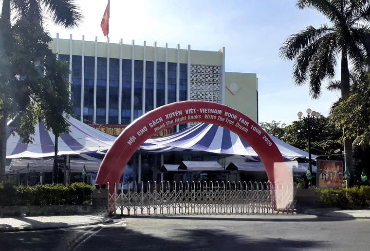 Bán sách lậu, hội chợ sách Xuyên Việt tại Huế buộc đóng cửa sau khai mạc