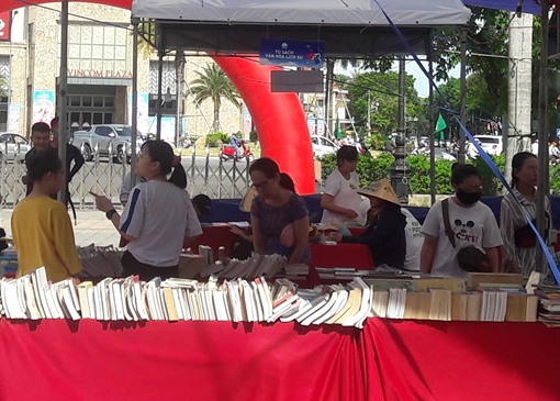 Bán sách lậu, Công ty tổ chức hội chợ sách Xuyên Việt bị phạt 14 triệu đồng