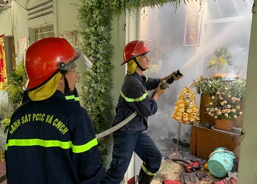 Cháy nhà tang lễ, nhiều người dự đám hoảng hốt tháo chạy