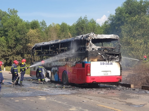 Xe khách giường nằm bị lửa thiêu rụi