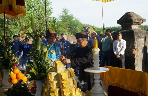 Lễ tri ân chúa Nguyễn Phúc Khoát, người có công định chế áo dài Việt Nam
