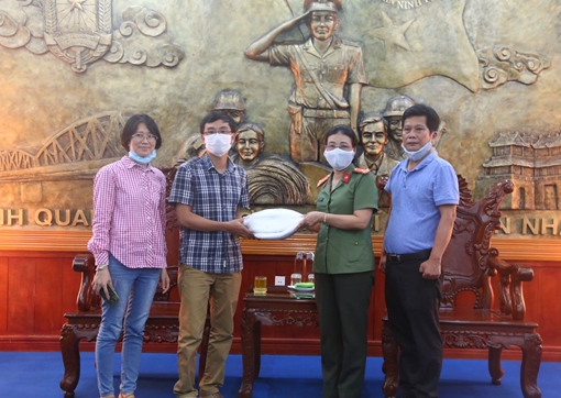 Tặng 1.200 bộ đồ bảo hộ cho CBCS Công an tuyến đầu chống dịch 