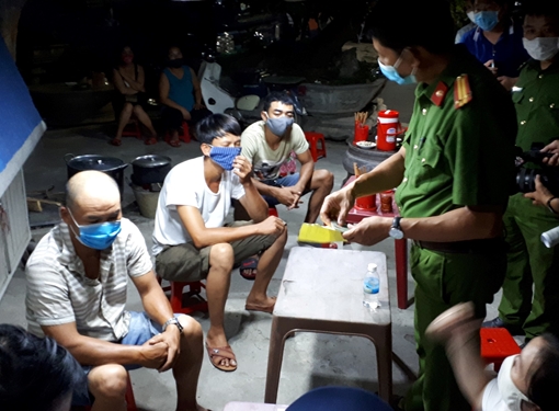 Ba tài xế xe đầu kéo chở hàng từ Quảng Nam ra Huế trốn cách ly