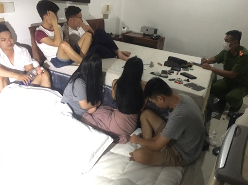  13 nam nữ thuê khách sạn để ‘phê’ ma túy 