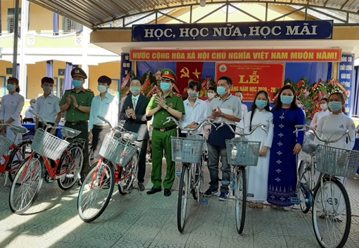 Thứ trưởng Lê Quốc Hùng tặng xe đạp cho học sinh miền núi Thừa Thiên Huế