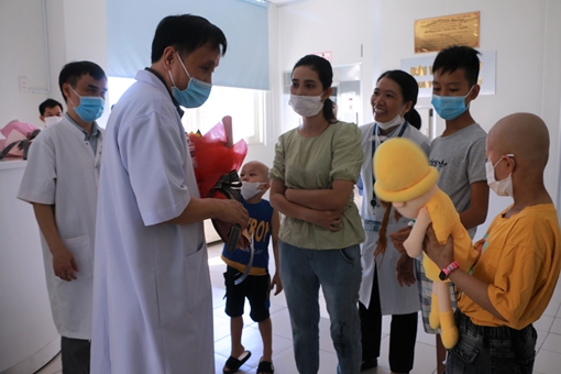 Bệnh nhi 8 tuổi ung thư được ghép tủy thành công