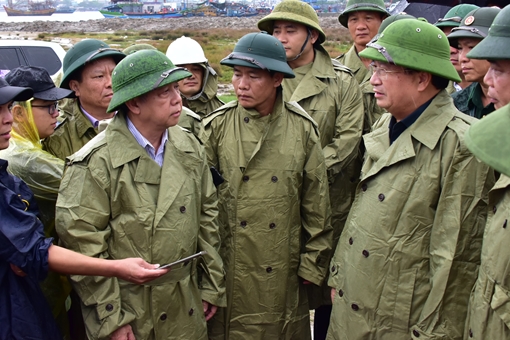 Phó Thủ tướng Trịnh Đình Dũng kiểm tra công tác ứng phó bão số 5 tại Thừa Thiên Huế