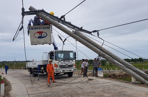 Thừa Thiên Huế yêu cầu kiểm tra chất lượng hơn 400 cột điện đổ trong bão