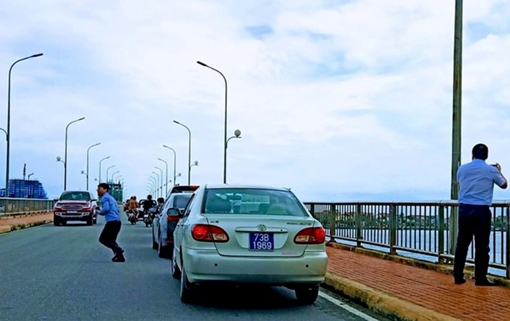 Bộ Xây dựng xin lỗi về đoàn xe biển xanh dừng trên cầu Nhật Lệ 1