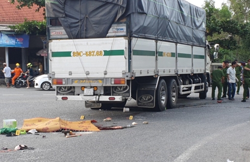 Người phụ nữ bị xe tải cuốn vào gầm tử vong