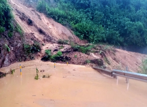 Khắc phục sạt lở hàng nghìn khối đất, đá trên QL49 Huế đi A Lưới