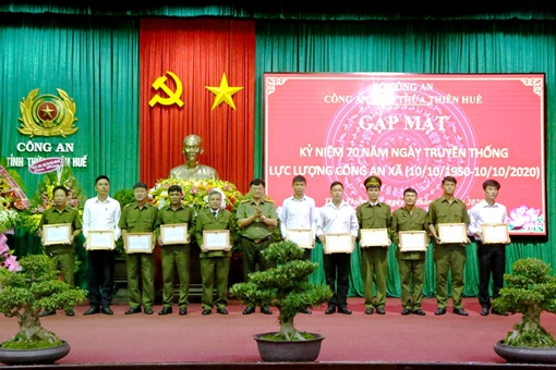Thừa Thiên Huế: Khen thưởng nhiều cán bộ Công an xã  