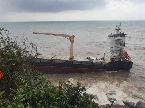 Bí ẩn "con tàu ma" khổng lồ dạt vào ghềnh đá Lăng Cô