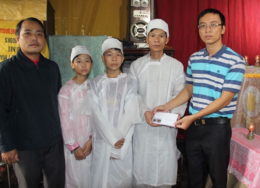 Báo CAND và Công ty Duy Lợi trao tiền hỗ trợ gia đình thai phụ tử nạn trong lũ