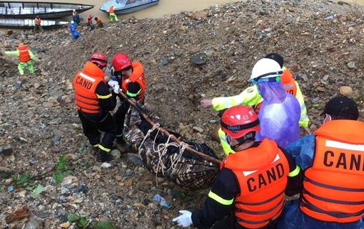 Vượt mưa lũ đưa thi thể nạn nhân thủy điện Rào Trăng 3 trở về