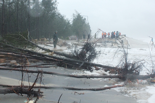 Nhiều tuyến bờ biển Huế sạt lở nặng, 4 người bị thương  
